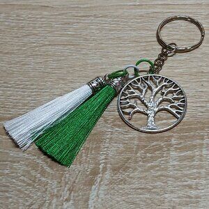 NWOT Fashion Jewelry Silver Tone Tree of Life Keychain Green & White Tassels #14